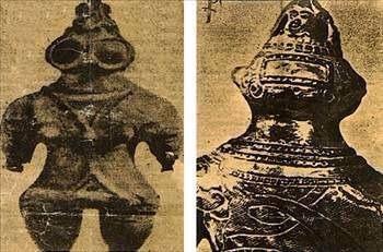 <p><strong>Tarih öncesine ait küçük Japon heykelcikleri</strong></p>
<p>Yakalarında civata taşıyan bu heykelcikler bir tür uzay başlığı ve elbisesi taşımaktadır. Hatta bunlardan biri çok büyük gözlük takmaktadır. Sanki güneş ışığından korunmak ister gibi.</p>