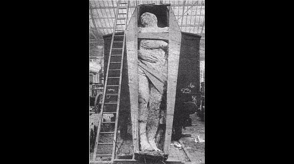 <p>1895 yılında İrlanda'da Dyer tarafından mineral araştırmaları sırasında bulunan bir dev fosili. Boyunun karşılaştırılması amacıyla bir tren vagonunun önüne koyulmuştur. Yüksekliği 3 metre 70 santimetre ve ağırlığı 2050 kg.dır.(taşlaşmış olduğu için daha ağır geliyor herhalde) Sağ ayağı 6 parmaklıdır. Ancak daha sonra bu dev fosiline ve sahibine ne olduğunu kimse bilmiyor.</p>