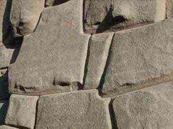 <p><strong>Harçsız taş set</strong></p>
<p>Peru'nun Cusco bölgesindeki bir İnka kalesinin etrafını 360 metre boyunca zikzak yaparak saran 9 metrelik setlerin yapımında, tanesi 300 tona varan kireçtaşı blokları kullanılmış. Ancak hiç harç kullanılmamasına rağmen bu kayalar, arasına bıçak bile sokulamayacak kadar mükemmel yerleştirilmiş.</p>
