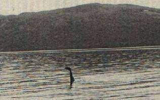 <p>Lochness canavarını gösteren bu fotoğraf 70'li yıllarda çekildi. Gerçek olup olmadığı yıllarsır hala tartışılıyor.</p>
