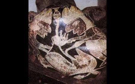 <p><strong>Dinozor üstünde oturan insanlar</strong></p>
<p>Peru 'daki Ica çölünde bulunan ve binlerce yıl öncesine ait Ica taşları akılları karıştırıyor. Dr. Javier Cabrera büyük bir sabırla bu taşları koleksiyonunda toplamış ve binlerce taştan oluşan bir müze açmıştır. Bu taşlara kazınmış olarak , kalp naklini göstern ameliyatlardan dinozorları avlayan insanlara kadar bir çok olay gösterilmektedir. Hatta evcilleştirilmiş dinozorların üzerinde oturan insanlar bile tasvir edilmiştir.</p>