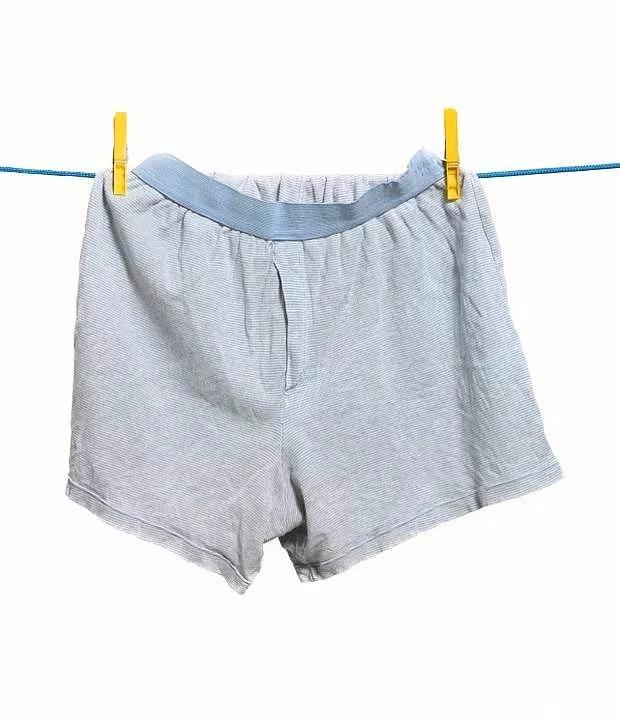 <p>1 saatte pantolonunun içine en fazla iç çamaşırı giyme rekoru İngiltere'de. Tam 144 tane !</p>
<p> </p>