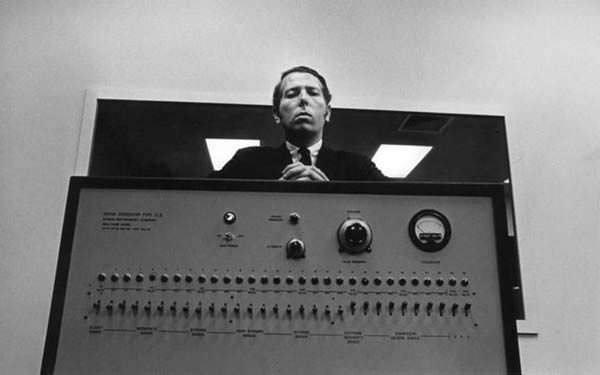 <div>Miligram Deneyi </div>

<div> </div>

<div>Stanley Milgram 1963 yılında, Yahudi soykırımının 'neden?' olduğunu anlamak adına, Alman halkının soykırıma katılması ve buna izin vermesinde, özel bir şeyler olduğu iddiasını kanıtlamak için bir deney hazırladı. Deneye katılan kişilere, çalışmanın insanın nasıl öğrendiğine dair bir deney olduğu söylendi. Ve deneye katılanlara, göremedikleri odada birileri olduğunu, onlara sorular soracaklarını, yanlış cevap verdikleri takdirde elektrik şoku vermelerini istediklerini söyledi ve buna uygun bir düzenek hazırladı.</div>

