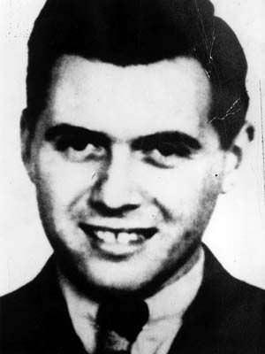 <div>Ölüm Meleği Josef Mengele (2) </div>

<div> </div>

<div>Deneylerinden bir tanesinin amacı, Atlantik'te denize düşen bir askerin kaç saat içerisinde öleceğini ölçmek içindi. Soğuk kış gününde, buz dolu sulara zorla sokulup bekletilen insanların, donmadan önce kaç dakika yaşayabildiklerini test etti.</div>
