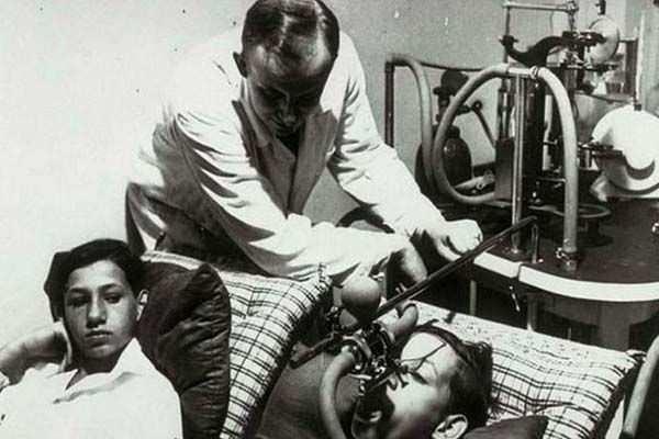 <div>Ölüm Meleği Josef Mengele (3) </div>
<div> </div>
<div>Josef Mengele'nin en zalim deneyleri ise, kampa gelen ikiz çocuklar üzerinde oldu. Mengele, kampa gelen tüm ikizleri diğer tutsaklardan ayırıp üzerinde farklı deneyler yaparak kalıtımsal faktörlerin etkisini ölçtü. Ancak kullandığı metotlar inanılmaz derecede zalimdi. İkizlerin kanını, birbirine enjekte ederek tepkiyi ölçtü, çoğunda ikizlerin biri veya ikisi şiddetli ağrılar ve yüksek ateş yaşadı.</div>