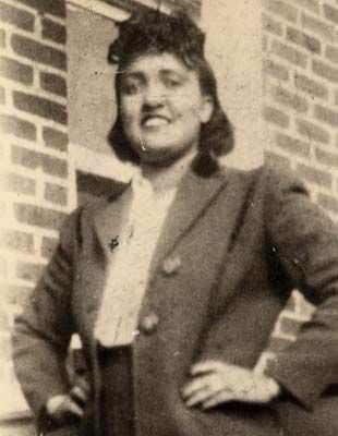 <p>Henrietta Lacks'in Hücreleri </p>

<p>Henrietta'ya 1951'de rahim ağzı kanseri teşhisi konulur. Teşhisin hemen ardından kanserli doku cerrahi müdahale ile çıkarıldı ve çıkarılan bölgeye radyum tüpü yerleştirildi. (1951'de bu tür kanserlerin tedavisi, radyoaktif materyallerin doğrudan vücut içine konulması şeklinde gerçekleştiriliyordu.) Birkaç gün sonra, tüp çıkarıldı ve X-ışını tedavisine başlandı. Şanssızlıkların peşini bırakmadığı Henrietta, X-ışını tedavisi sırasında ciddi yanıklara maruz kaldı. Zamanın getirdiği tüm tedavi yöntemleri kullanılmasına rağmen, 1951'de Henrietta hayatını kaybetti. Ama diğer yandan o daha yeni doğuyordu.</p>
