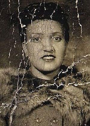 <p>Henrietta Lacks'in Hücreleri (2) </p>

<p>Kendisinden alınan kanserli doku, ailesine haber verilmeden araştırma amacıyla kullanıldı. Doktoru Dr. George Gey, önderliğinde yapılan araştırmalar sırasında çok ilginç bir nokta fark edildi. Henrietta'nın kanserli hücreleri, daha önce her insan hücresinin yapması gereken bir şeyi yapmıyordu. Ölmüyordu…</p>
