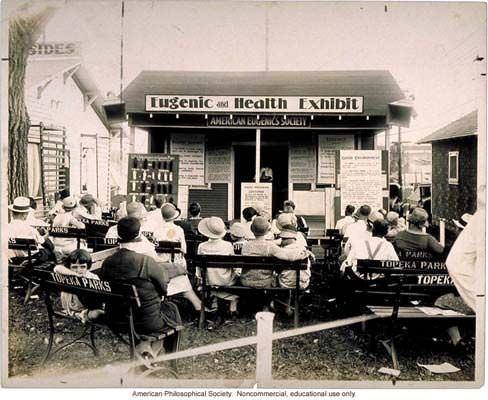 <p>Öjenik Hareketi: Üstün İnsan Irkı Yaratmak (2) </p>

<p>1 Ekim 1939 yılında, ismini Berlin'deki Tiergartenstraße 4 numaradaki Şansölye (başbakan) Ofisi'nden alan ve Hitler tarafından yürürlüğe konulan "T4 Aksiyonu" doğrultusunda, 'ırkı ıslah etme' amacıyla ötenazi programı yürütülür. Hartheim Ötenazi Merkezi'nde, resmî rakamlara göre 18.000 kişi hayatını kaybeder. Almanya'nın ve Avusturya'nın çeşitli hastanelerinden getirilen engelliler, akıl hastaları, tedavi edilemeyecek yaşlılar kliniklerde gaz odalarına yollanır.</p>
