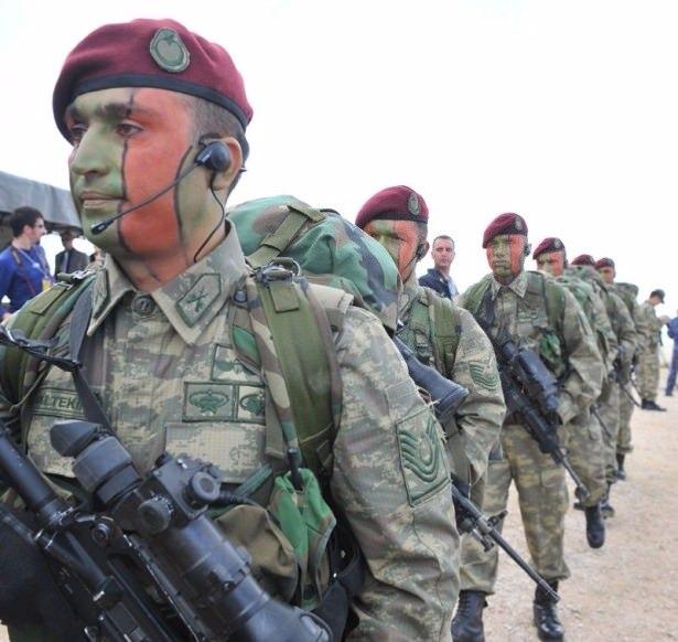 <p>İhtisas kurslarında; atlatıcı ve yer ekip komutanlığı, tahrip teknikleri, mayın ve bubi tuzakları, ilk ve acil yardım, cerrahi teknisyen, hayatta kalma-kurtulma, cephane imha, hafif silah uzmanlığı, ağır silah uzmanlığı, istihbarat uzmanlığı, harekat uzmanlığı, muharebe kursları, psikolojik harekat kursları.</p>
<p> </p>