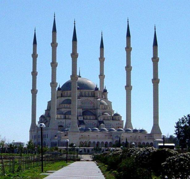 <p>Caminin 6 minaresi olmasına ilişkin aktarılan bir efsane şöyle: ”Dönemin padişahı I. Ahmet, minareleri altından yaptırmak istemiştir ancak kaplamada kullanılacak olan altının değeri padişahın bütçesini fazlasıyla aşınca, caminin mimarı Sedefkar Mehmet Ağa bu emri güya yanlış işiterek ‘altın’ sözcüğünü ”altı” yaparak camiyi 6 minareli inşa ettirmiştir.”</p>

<p> </p>
