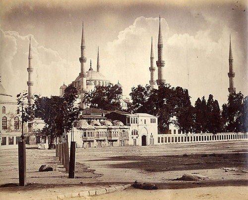 <p>Külliye şeklinde yapılan caminin zaman içinde bazı bölümlerinin yıkıldığını dile getiren Prof. Dr. Eyice, ”Sultanahmet Camisi’nin 6 minaresi var. Bu özellik başka camide yok” dedi.</p>

<p> </p>
