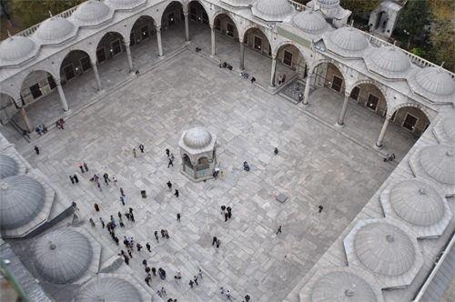 <p>Prof. Dr. Eyice, külliyenin Darüşşifası yani hastanesi olduğunu, Sıbyan mekteplerinden ise birinin yıkıldığını, diğerinin durduğunu kaydetti.</p>

<p> </p>
