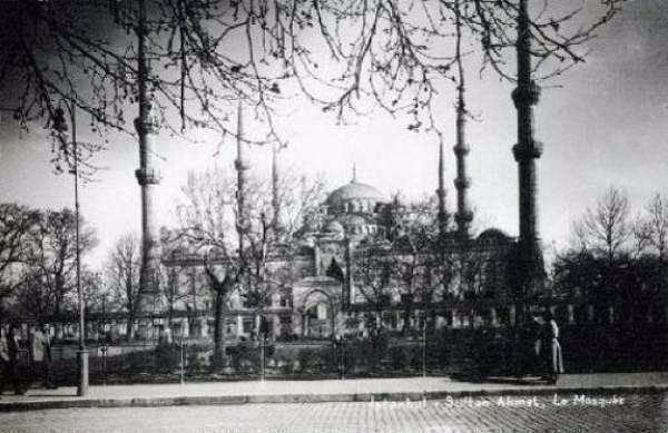 <p>”Her minarenin gövdesi ayrı bir şekilde süslenmiştir. Şehzade Camisi hariç bizde minareler sadedir. Sultanahmet Camisi’nde minareler üzerinde farklı farklı süslemeler vardır. Bir tanesinin üzerinde servi figürleri vardır. Caminin bronz çok güzel kapıları vardır. İçerisindeki çiniler sebebiyle ‘Mavi Cami” olarak da adlandırılır. Sultanahmet Camisi, fazla aydınlık bulunur. Sebebi bir ihtilalde yaşanan arbedede renkli camların indirilmesidir. Bina, 19. yüzyılda çok kötü bir restorasyon geçirmiş. Restorasyonu Rumlar yapmış.</p>

<p> </p>
