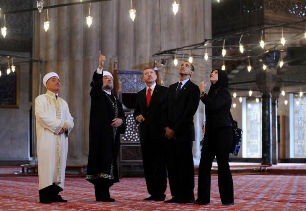 <p>Hatipoğlu, caminin ilginç mekanlarından birinin de Hünkar Mahfili olduğunu ifade ederek, tarihi bilgilere göre, Sultan 1. Ahmet’in her Ramazan’ın son 10 günü oraya çekilerek Allah ile manevi buluşmayı yaşadığını anlattı.</p>

<p> </p>
