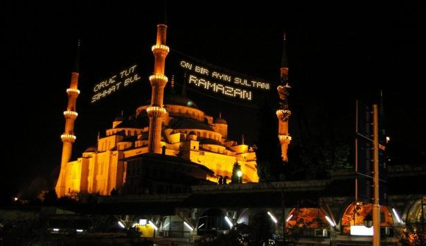 <p>Ramazan aylarında Sultanahmet Camisi’nde çeşitli dini kültürel etkinlikler yapıldığını anlatan Hatipoğlu, Kur’an-ı Kerim’in 4 defa sesli okuyuşlarla hatim edildiğini kaydetti. Hatipoğlu, caminin avlusunda her yıl Ramazan ayında kitap fuarı da açıldığını belirtti.</p>

<p> </p>
