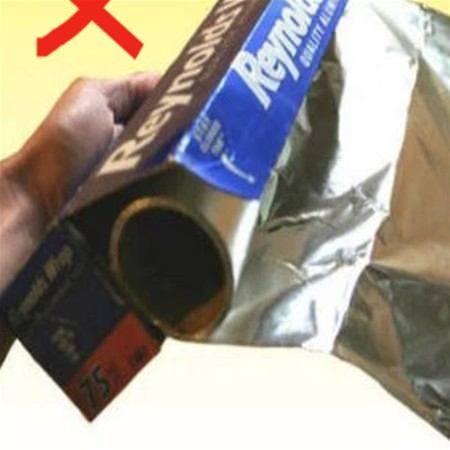 <p>Alüminyum folyo paketlerinin çoğunun kenarında delikli yerler vardır. Paketin her yerini yırtmadan o delikli yeri içe ittirdiğiniz takdirde, folyoyu farklı bir kullanım aparatına ihtiyaç duymadan kullanabilirsiniz.</p>
<p> </p>