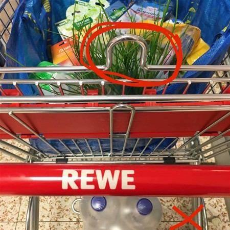 <p>Alışveriş torbalarınızı alışveriş arabasındaki askılara asın. Alışveriş arabalarında küçük askılar vardır, poşetleri buralara asarsanız aldığınız ürünler birbirine karışmadan düzgün duracak ve arabaya daha fazla ürün yerleştirebileceksiniz.</p>

<p> </p>
