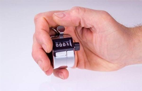 <p>Bunun içinde bir sayaç kullanırlar. Hostesler yolcuları herhangi bir nezaketsizlik yapmamak için ellerini arkaya atarak sayaçları yolcuların görmeyeceği şekilde tutarlar. Bu sayede yolcuları sayan hostesler eksik yolcunun olup olmadığını kolayca belirler.</p>
<p> </p>