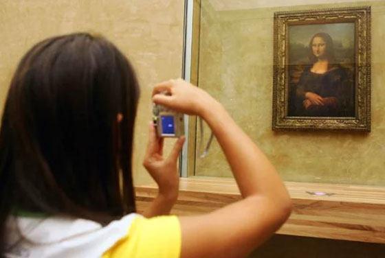<p>Leonardo Da Vinci'nin ölümü sonrası Fransa kralı I. François Mona Lisa'yı banyosuna astı.</p>
<p> </p>