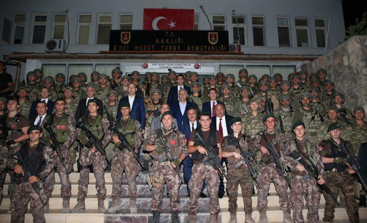 <p>Başbakan Binali Yıldırım Hakkari Çukurca'da 2.nci Hudut Tugay komutanlığını ziyaret etti.</p>
