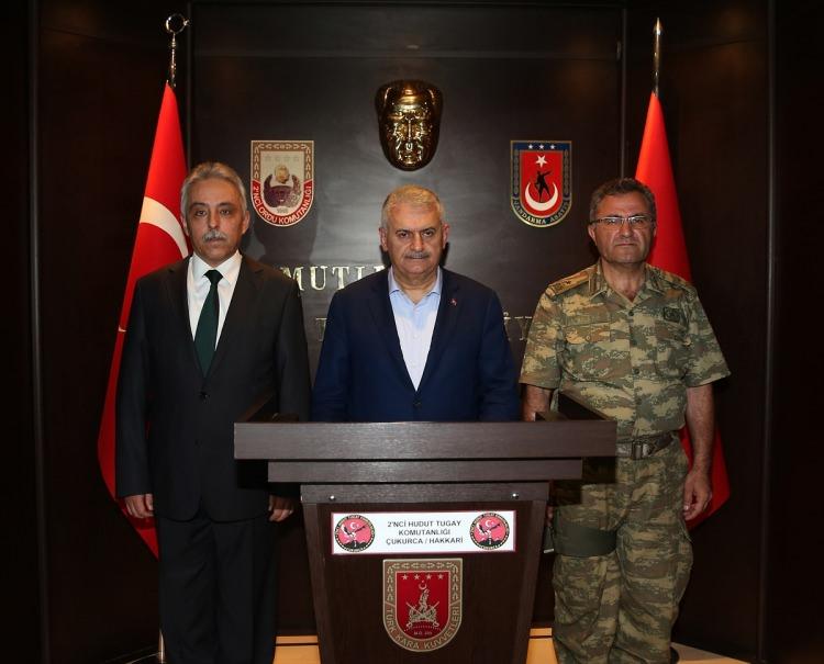 <p>Başbakan Binali Yıldırım Hakkari Çukurca'da 2.nci Hudut Tugay komutanlığını ziyaret etti.</p>