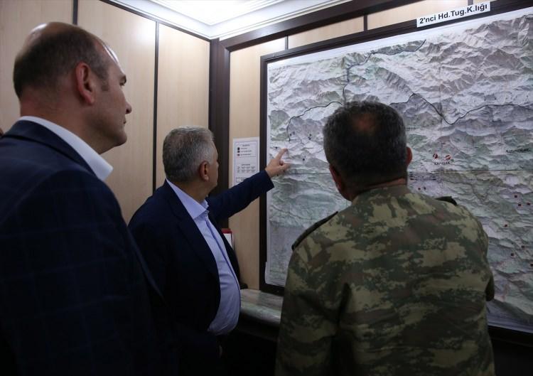 <p>Başbakan Binali Yıldırım Hakkari Çukurca'da 2.nci Hudut Tugay komutanlığını ziyaret etti.</p>