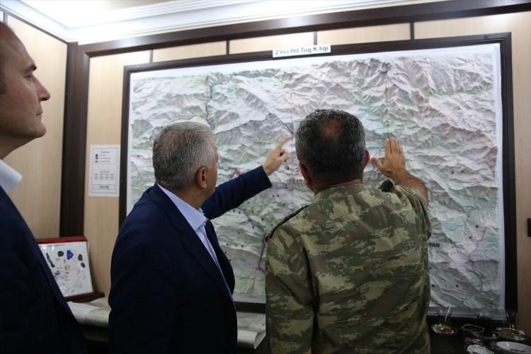 <p>Başbakan Binali Yıldırım Hakkari Çukurca'da 2.nci Hudut Tugay komutanlığını ziyaret etti.</p>