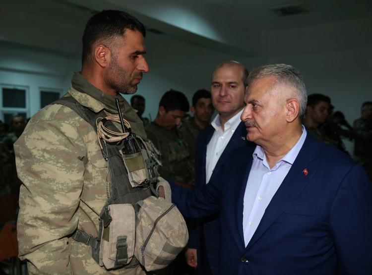 <p>Başbakan Binali Yıldırım Hakkari Çukurca'da 2.nci Hudut Tugay komutanlığını ziyaret etti.</p>