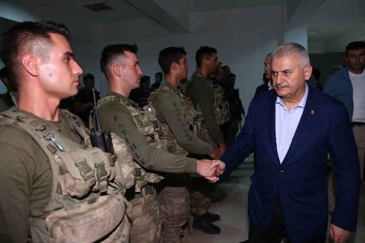 <p>Başbakan Binali Yıldırım Hakkari Çukurca'da 2.nci Hudut Tugay komutanlığını ziyaret etti.</p>
