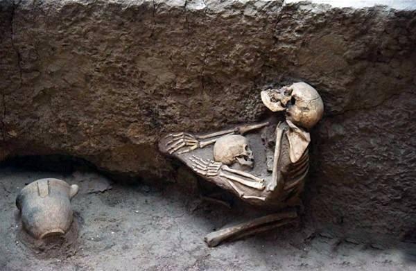 <p>Kalıntılarda diz &ccedil;&ouml;km&uuml;ş bir anne, k&uuml;&ccedil;&uuml;k &ccedil;ocuğuna sarılmış halde yukarı bakarken g&ouml;r&uuml;l&uuml;yor.</p>
