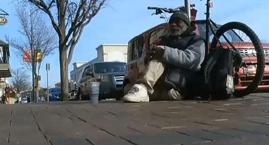   Sarah Darling, ge&ccedil;tiğimiz hafta sokakta g&ouml;rd&uuml;ğ&uuml; bir evsize para yardımı yaptı. 