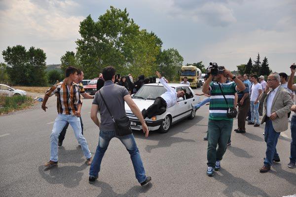<p>Trafiğin durduğu sırada bir sürücünün aracını köylülerin üzerine sürmesi sonucu, mahalle muhtarı ağır yaralandı.</p>

<p> </p>

