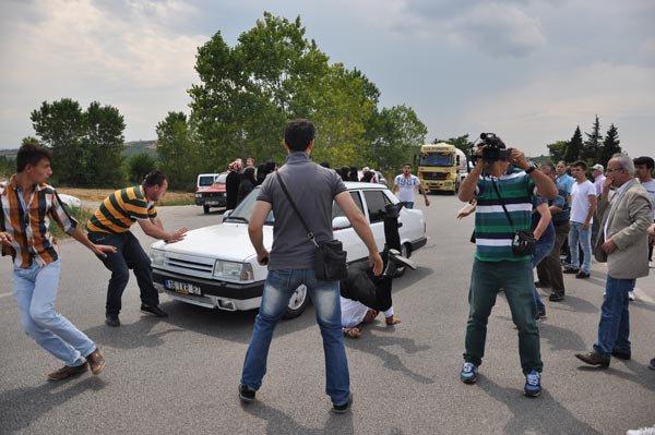 <p>Karacabey ilçesinde, daha önce köy olan bir mahallede, tarım arazilerinin kamulaştırılıp sanayi alanı ilan edileceği iddiasıyla bir grup köylü, Bursa-İzmir kara yolunu trafiğe kapattı.</p>

<p> </p>
