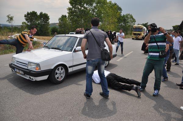 <p>Trafiğin durduğu sırada bir sürücünün aracını köylülerin üzerine sürmesi sonucu, mahalle muhtarı ağır yaralandı.</p>

<p> </p>
