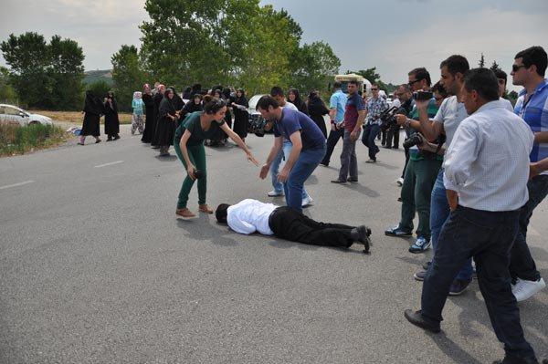 <p>Köylüler daha sonra traktörlere binerek mahallenin yakınından geçen  Bursa-İzmir kara yoluna gitti. Traktörlerini park eden köylüler, yolu trafiğe  kapattı.</p>

<p> </p>
