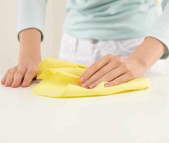 <p>Mikrodalgayı temizleyin. Bir kabın içine yarım su bardağı sirke ve yarım su bardağı su koyarak mikrodalgada 30 saniye ısıtın. Ardından nemli bir bezle silin.</p>
