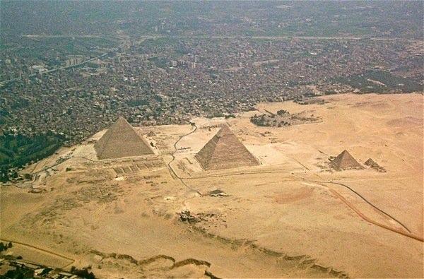 <p>The Great Pyramids of Giza / Keops Piramidi (Mısır)</p>

<p>Antik ve gizemli Mısır Piramitlerinin uçsuz buçaksın bir çölün ortasında, insanlar uzak olduğunu düşünürüz. </p>
