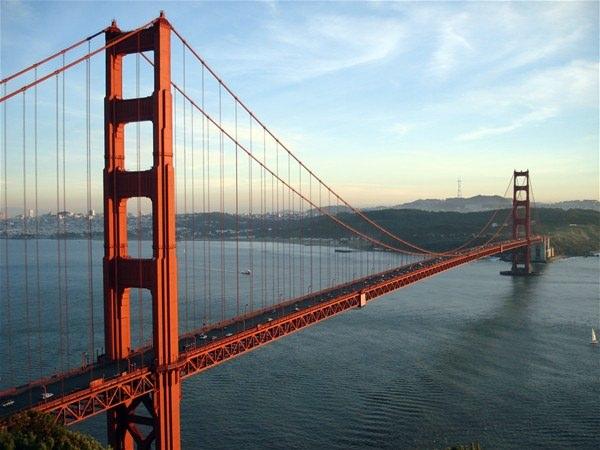 <p>1937 yılının Mayıs ayında açılan ve San Fransisco şehirni simgesi haline gelen bu köprüde yaklaşık her iki haftada bir intihar girişim yaşanıyor. </p>
<p> </p>
