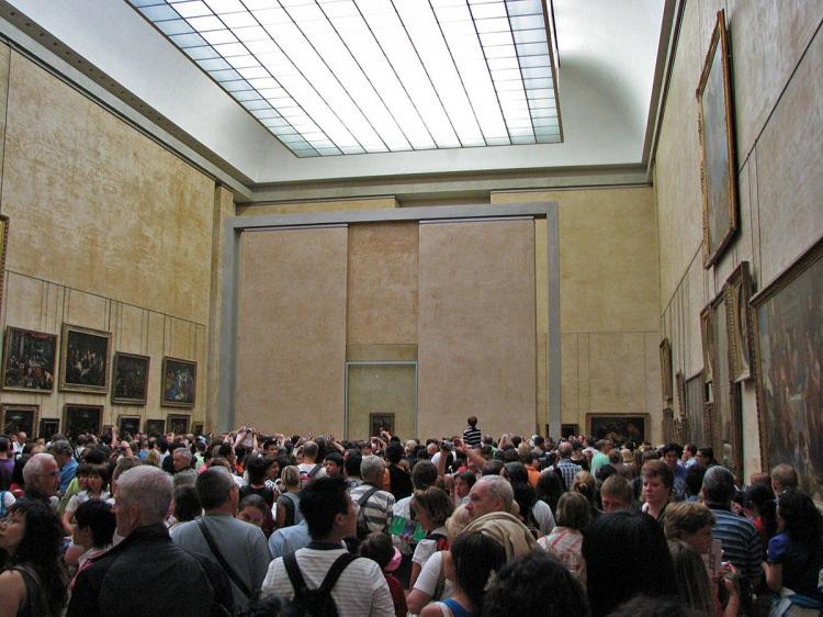 <p>Paris'te bulunan Louvre Müzesi'ni gezen ziyaretçilerin yüzde doksanı Mona Lisa'yı görmek için geliyor. Ama ilk karşılaştıkları manzara işte bu...</p>

<p> </p>
