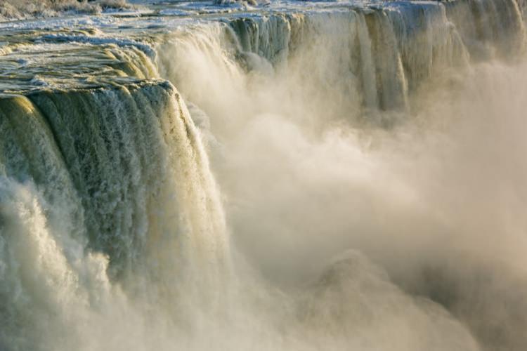 <p>Niagara Falls / Niagara Şelalesi (ABD ile Kanada sınırı arasında)</p>

<p> </p>
