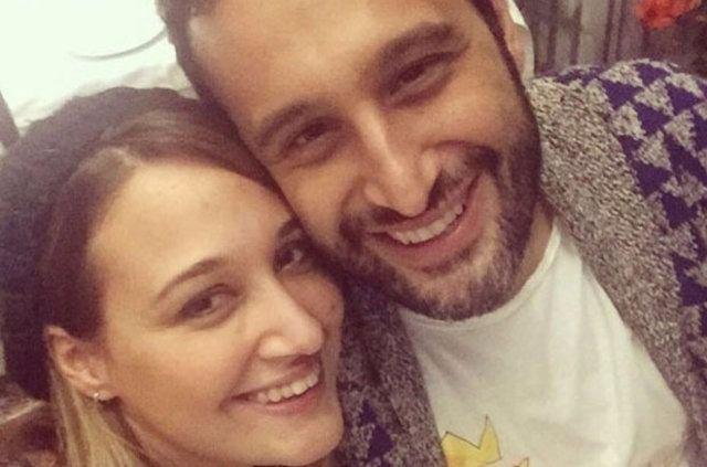 <p>Gupse Özay ve abisi</p>
