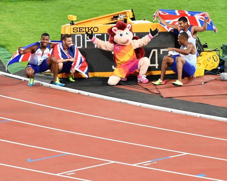 <p>16. Dünya Atletizm Şampiyonası'nda erkekler 4x100 metre bayrak yarışı İngiltere'nin başkenti Londra'daki Olimpiyat Stadı'nda yapıldı. </p>