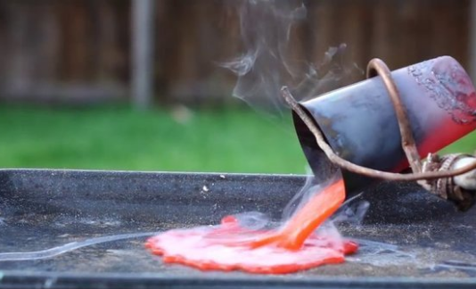 <p>Kavunlara a&ccedil;tığı deliklerden i&ccedil;eri erimiş al&uuml;minyum d&ouml;k&uuml;yor...</p>

<p>&nbsp;</p>
