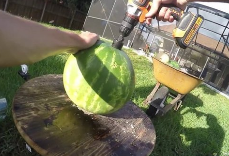 <p>Peki ya karpuza erimiş tuz d&ouml;k&uuml;l&uuml;rse ne oluyor?</p>

<p>&nbsp;</p>
