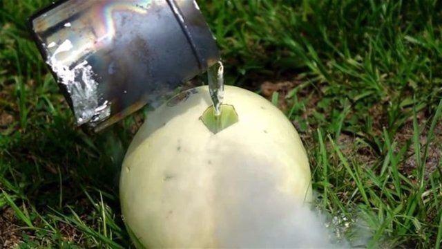 <p>Kavunlara a&ccedil;tığı deliklerden i&ccedil;eri erimiş al&uuml;minyum d&ouml;k&uuml;yor...</p>

<p>&nbsp;</p>

<ul>
</ul>

<ul>
</ul>

<p>&nbsp;</p>
