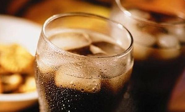 <p> Timur Erk, yetişkin bir bireyin günde ortalama 2 -2,5 litre su tüketmesi gerektiğini belirtti.</p>
