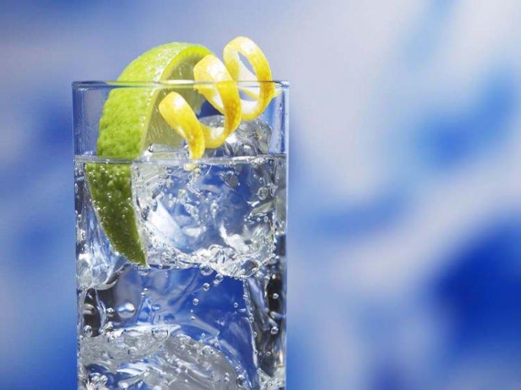 <p>Su, <strong>vücutta oluşan toksinlerin atılmasında, </strong>vücut fonksiyonlarının yeterli çalışmasında, <strong>metabolizma dengesinin sağlanmasında</strong> ve vücuttaki pek çok<strong> biyokimyasal </strong>reaksiyonun gerçekleşmesinde en önemli faktörlerden.</p>
