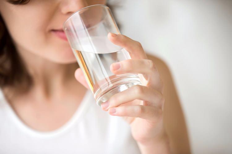 <p>Yetişkin bir birey günde 2-2,5 litre su tüketmeli. </p>