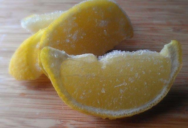 <p>Eğer limonu buzlukta dondurursanız limon suyunda bulunan vitamini 5-10 kat artırabilirsiniz... </p>

<p>​</p>
