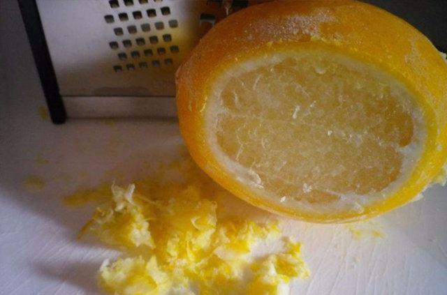 <p>Buzlukta donan limonu rendeleyin. Böylece limon parçalarını pek çok yemeğin içine katabilirsiniz... </p>

<p> </p>
